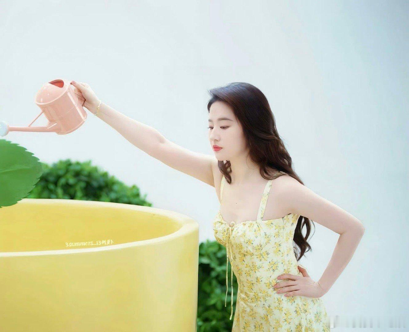 #刘亦菲[超话]##刘亦菲黄玫瑰吊带裙#我真的太喜欢这样的一个裙子了，大家赶紧一