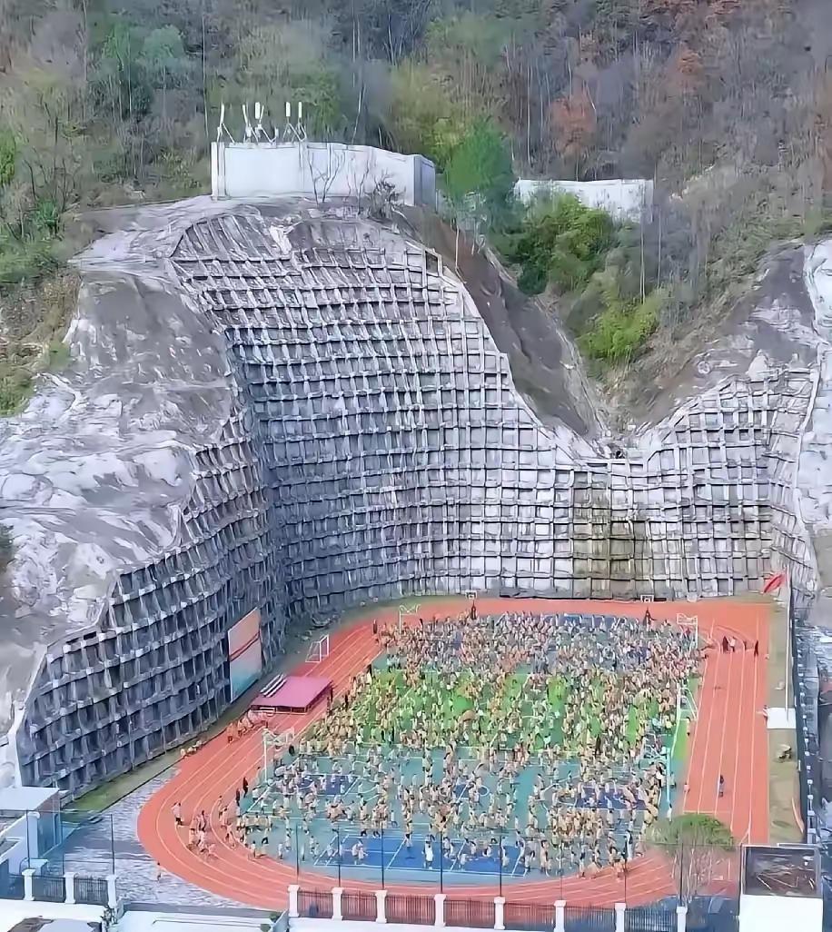 重庆彭水县城这所学校的操场建在悬崖峭壁的下面，让人们看了着实有些担惊受怕，如果学