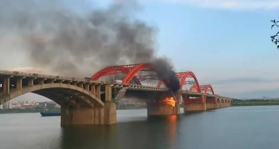 长沙绕城高速跨江大桥桥墩突发火情水陆夹攻灭火交通暂未中断

8月18日傍晚，