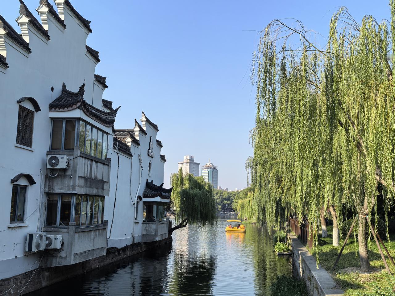 今天有点升温了，阳光明媚，和闺蜜们约着去月湖旁边的月湖盛园逛街。
      晒