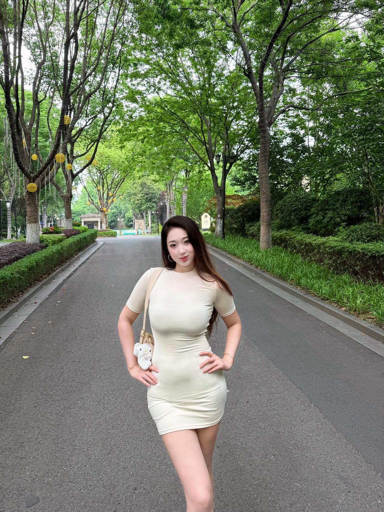 阳光下的白裙