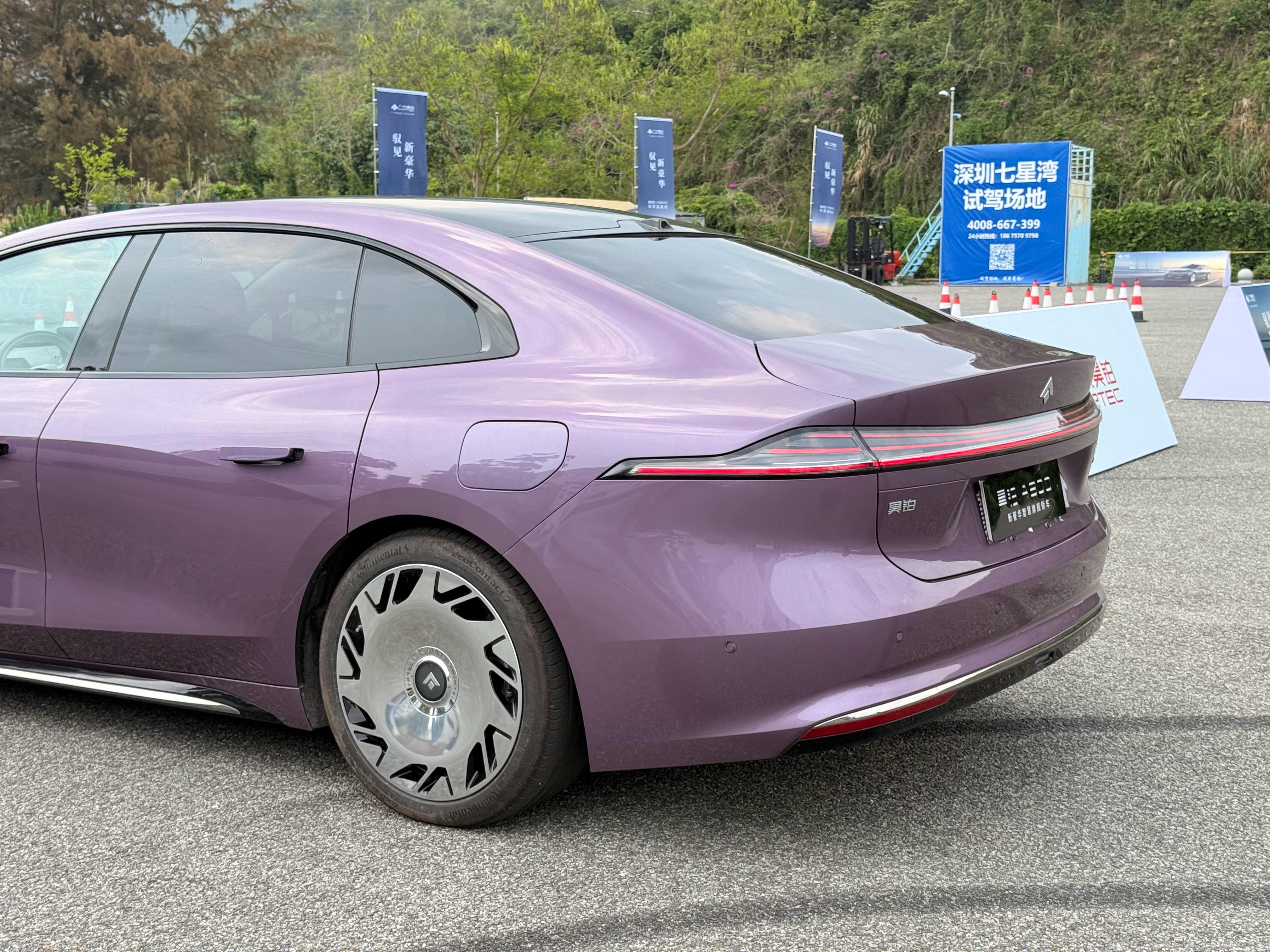 一开始听说昊铂A800要搞场地试驾我是一脸懵的一台5.1m+的C级车搞这干嘛？试