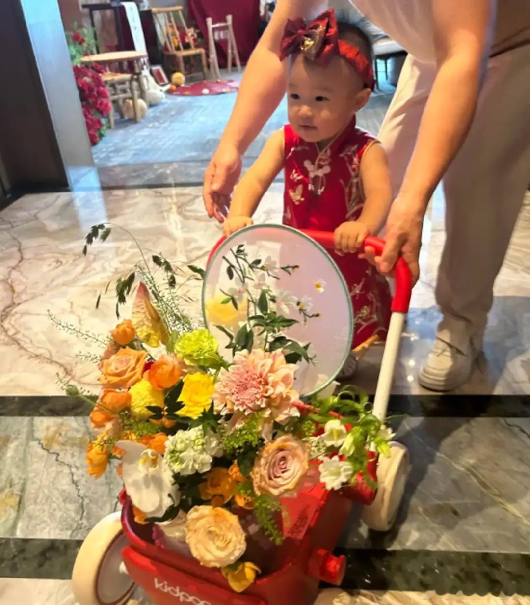 水均益外孙女周岁宴曝光，雪宝长得好像爷爷，脖子上戴着3个金锁！ 