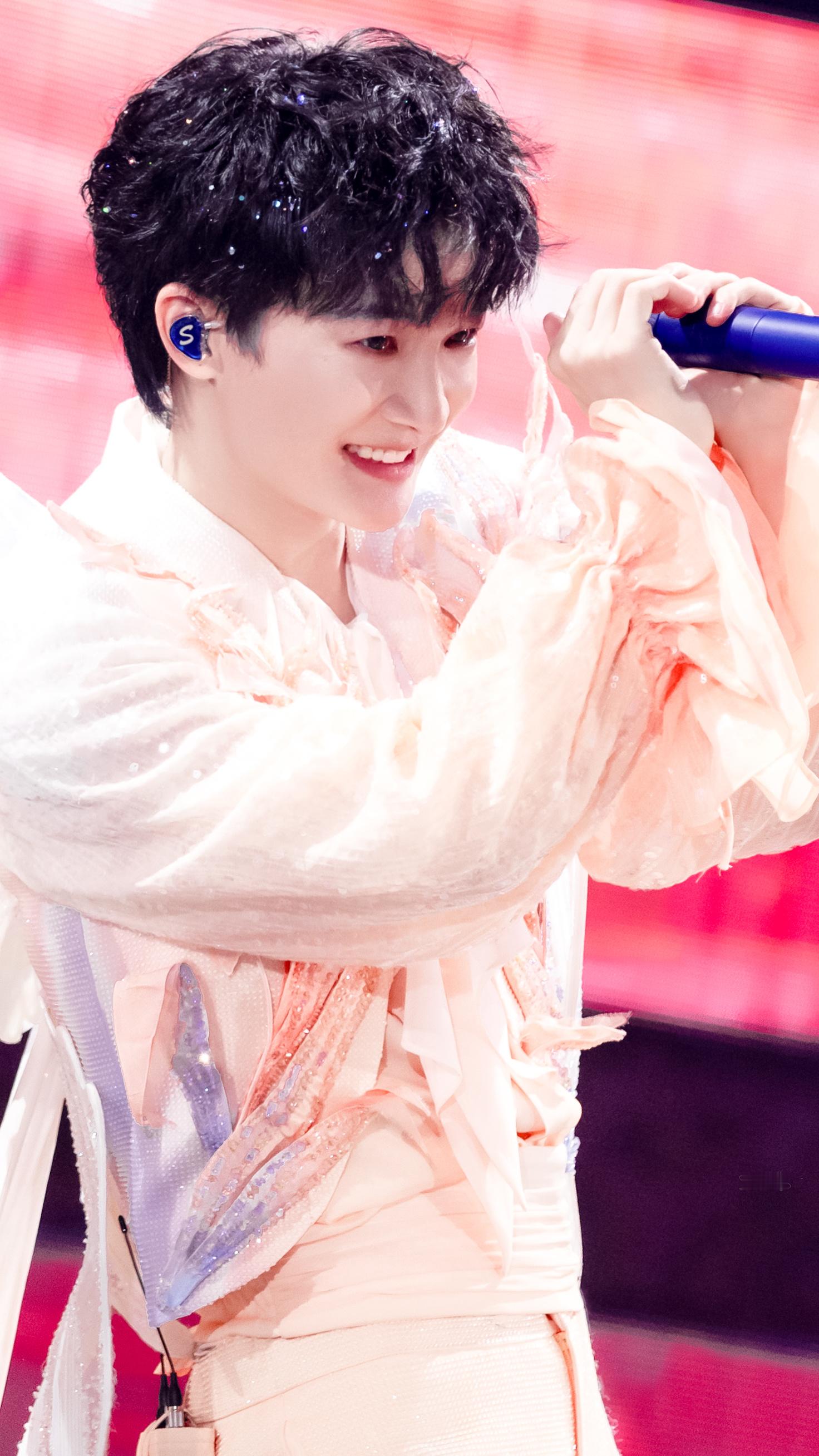 橙色，羽翼，光，夏天，他。🪽🧡周深2026深深的巡回演唱会