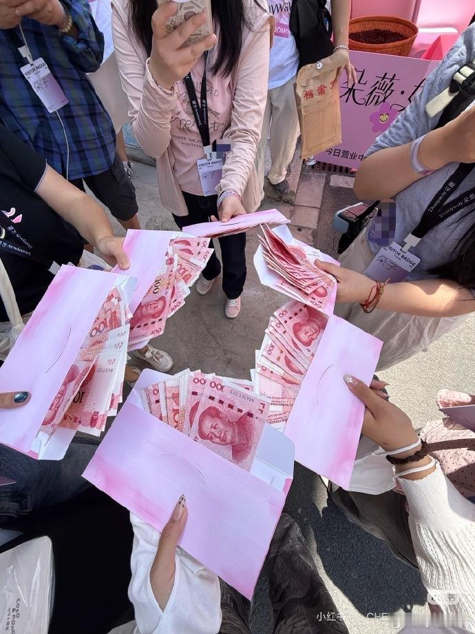 黄子韬线下活动给粉丝发红包黄子韬给线下粉丝发千元红包有幸参与线下活动的粉丝实在太