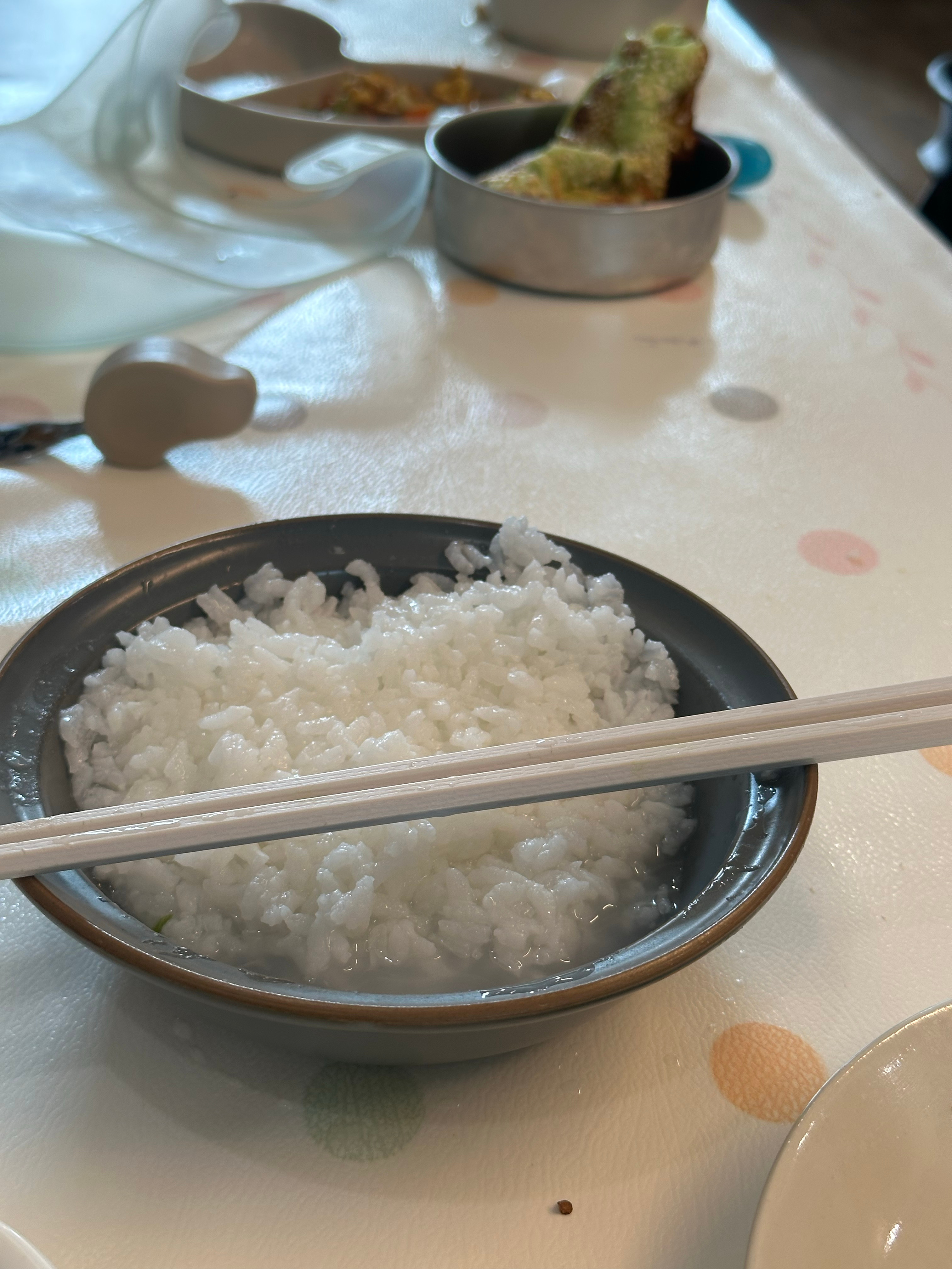 早上我妈做了粥，热了三个粽子，小虾热了三个面包，感觉是绿巨人浩克的饮食结构，纯碳