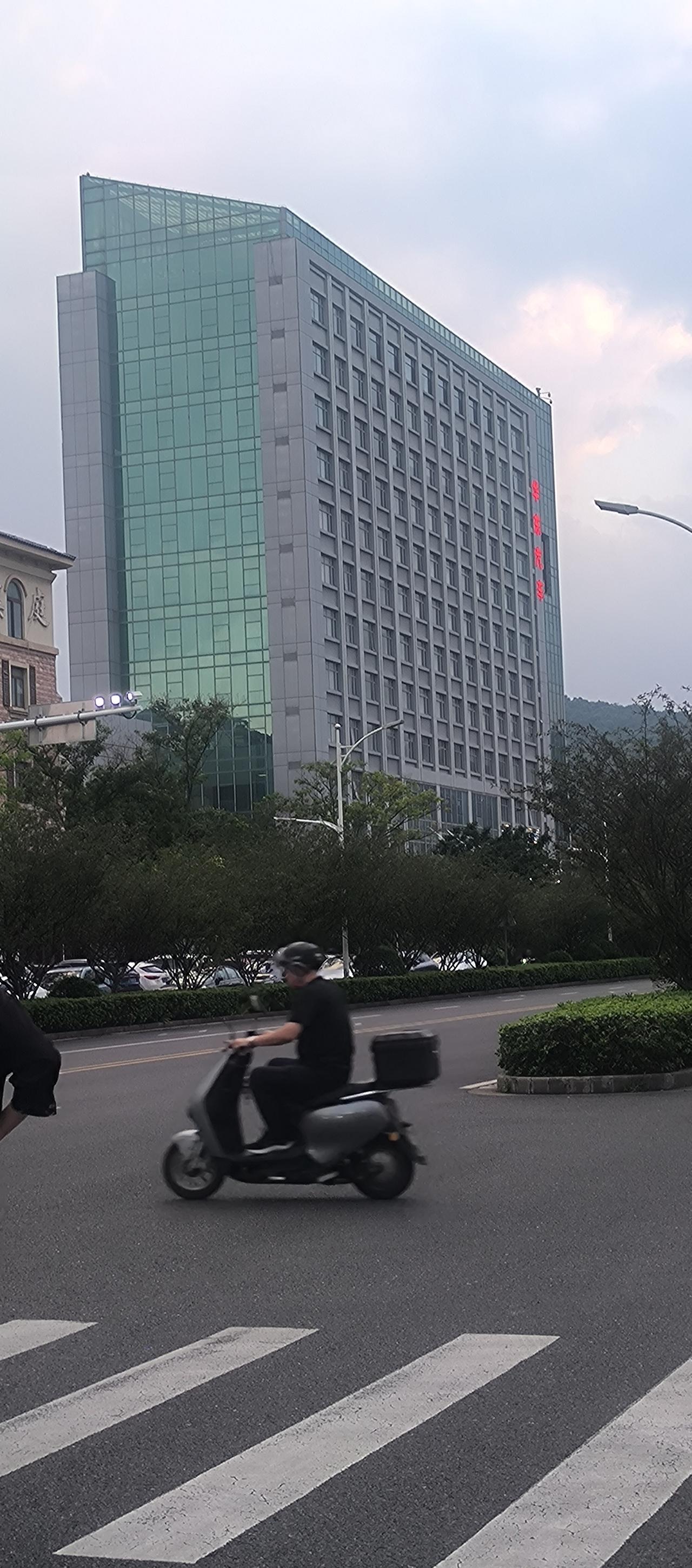 我认为上班好于创业，上班少风险，少投资，收益少点管制多点，自由少点牵扯多点，但是