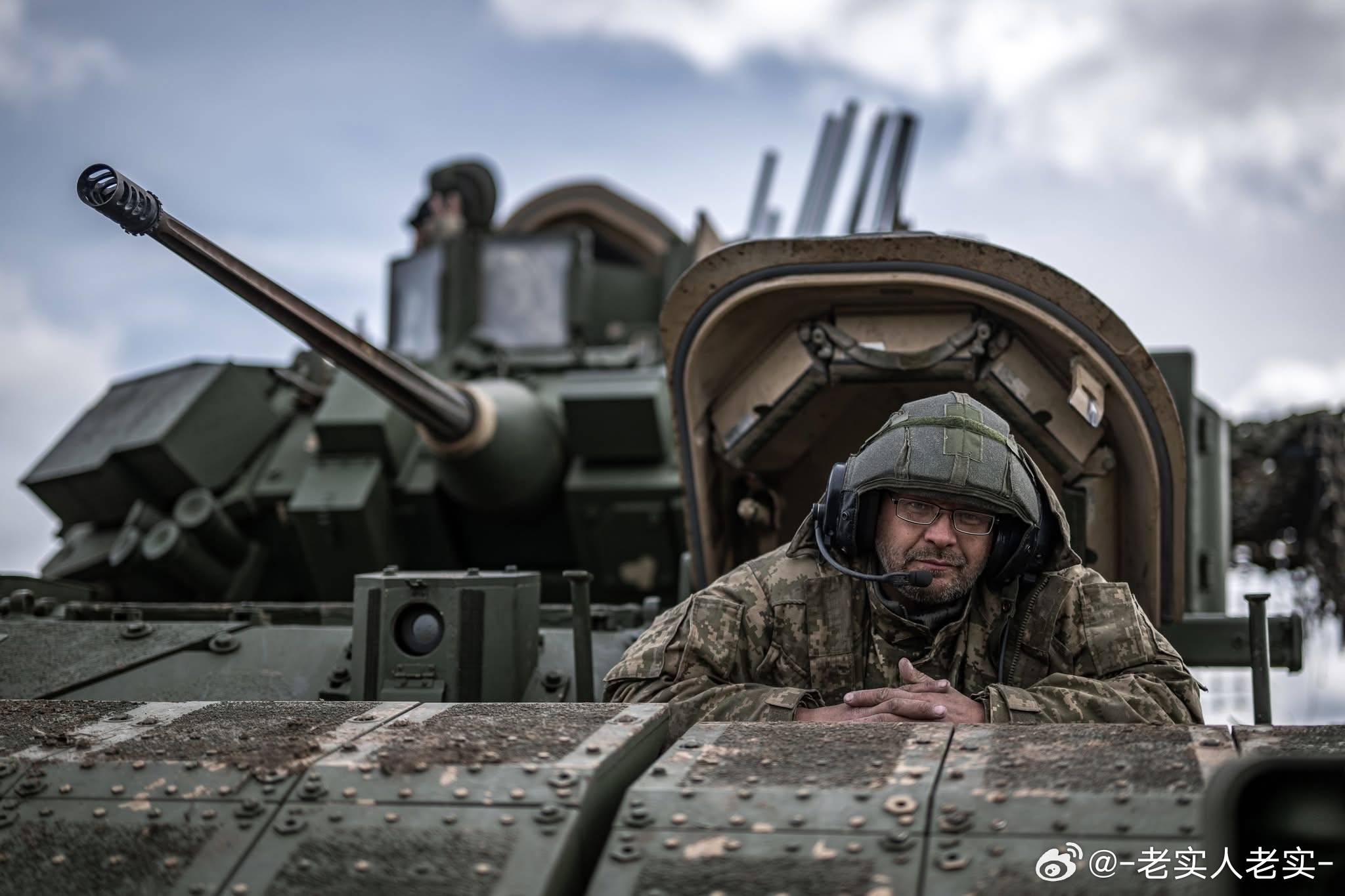 污军的机械化步兵正围着一辆布莱德雷步兵战车进行训练。随着波斯湾战争的打响，这里很