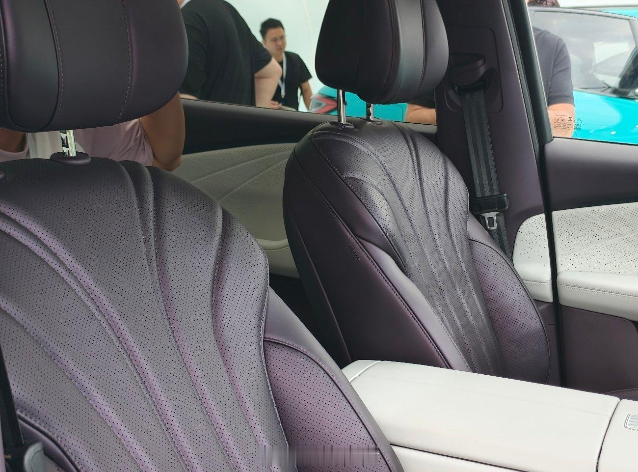 到现场确认实车比照片质感好太多了，现场的布置就很具有美感~风云T9L的前车大灯像