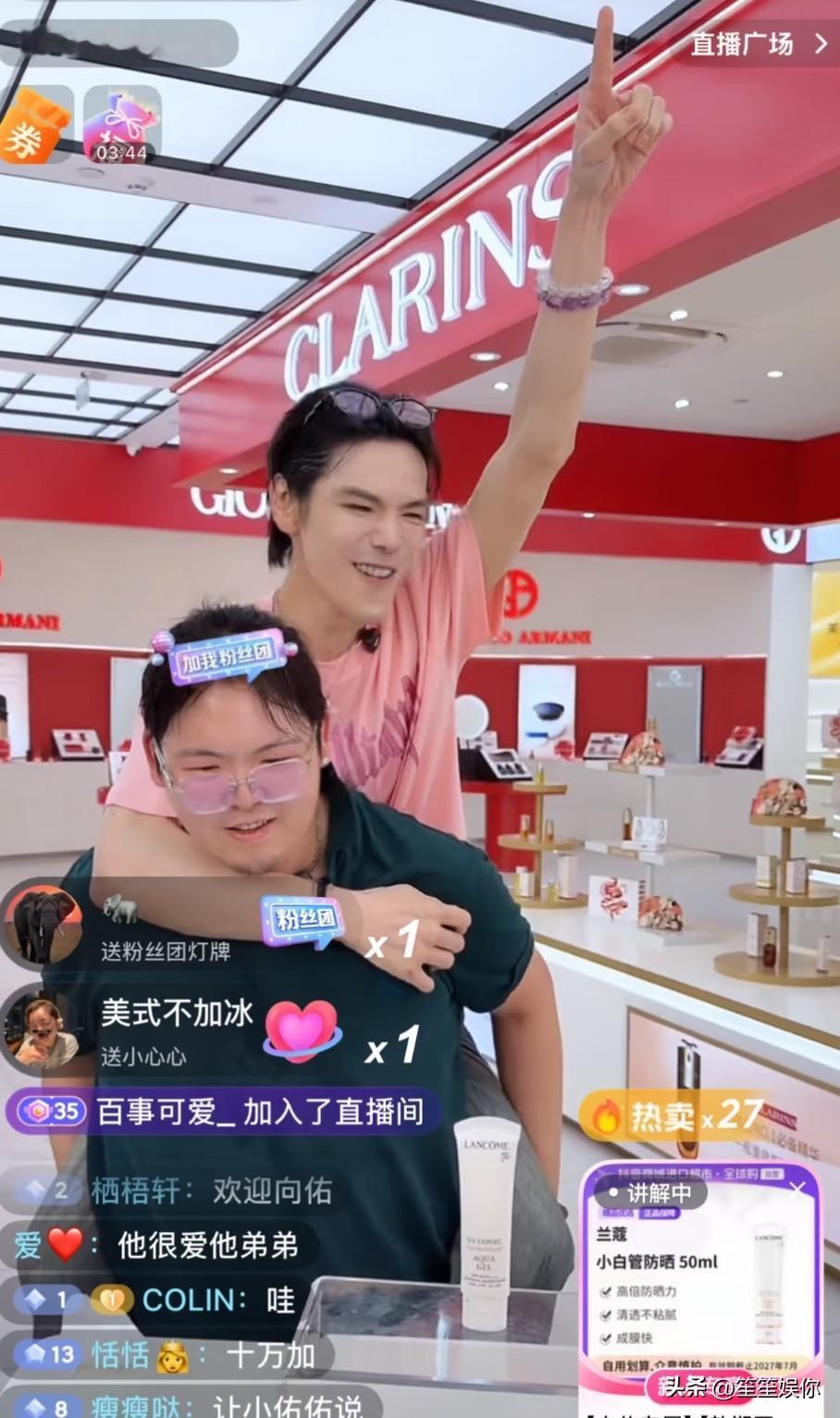 看得出来向佐一直在用心为弟弟向佑铺路，线下带货直播短短十几分钟涌入十万观众，货品