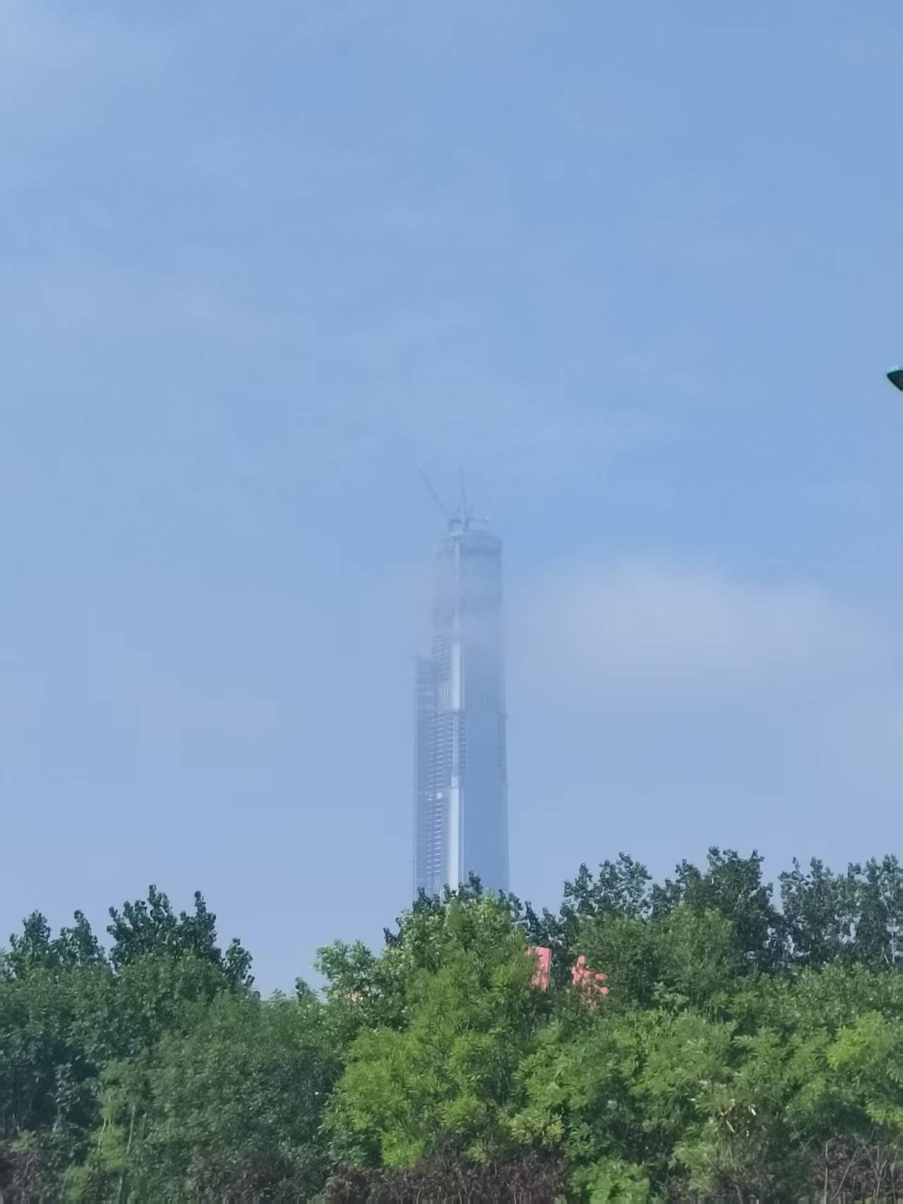 今天入伏，一年中最热的日子到了，早点儿出门还凉快些。放眼望去，711被云裹上了，