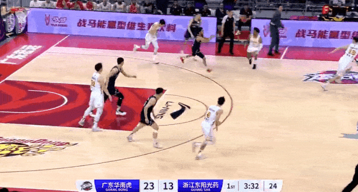 胡明轩的水平比徐杰差远了空篮不进，整个人有气无力软绵绵的，这种水平竟然是国家队主