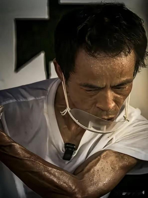 真替“鸡排哥”的身体担心，这么瘦的小身板，国庆那么高强度的工作，现在又成了网红，
