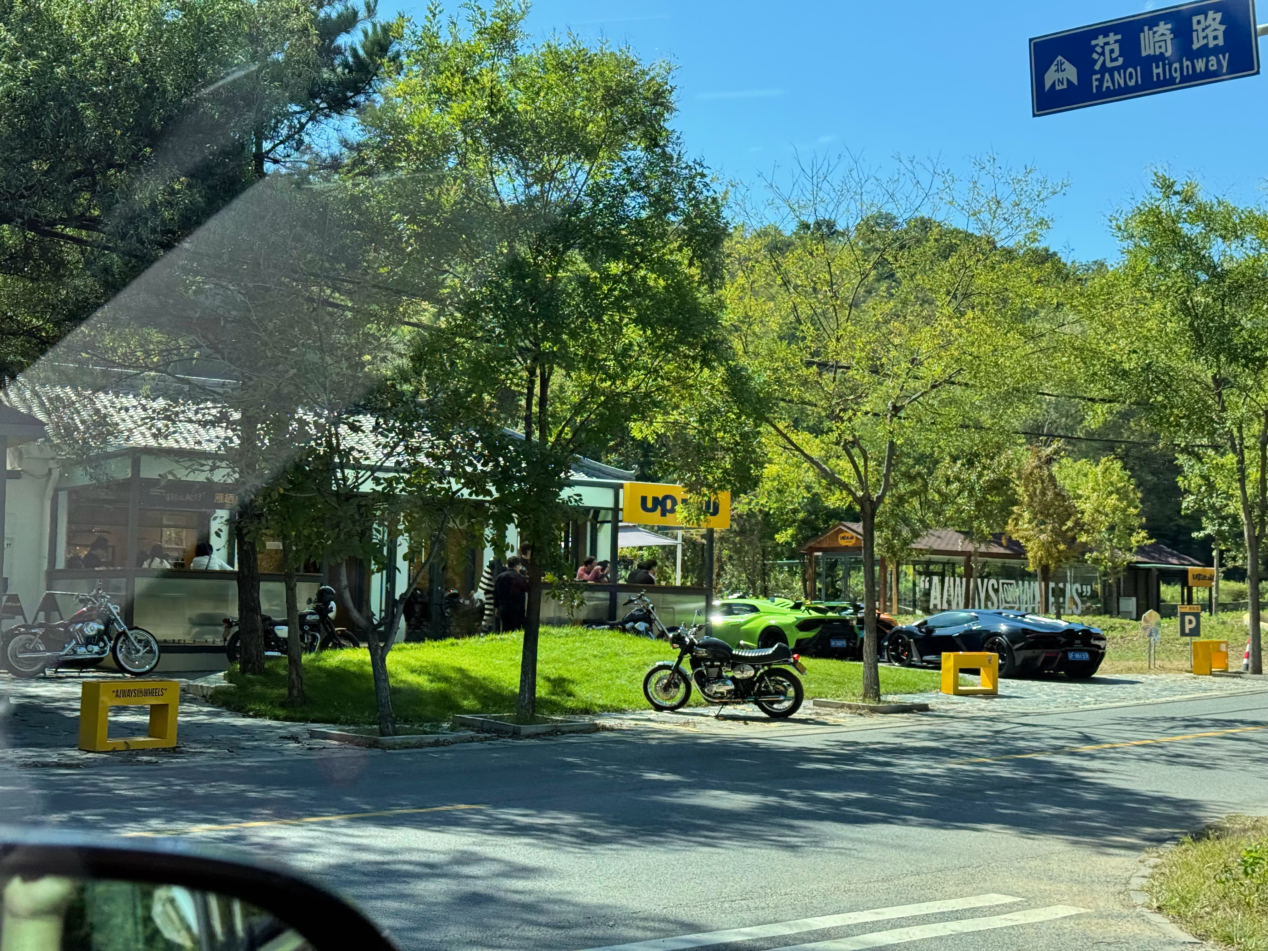 来怀柔试驾个新车，路过up上山，一时间恍惚了以为在欧洲  ​​​