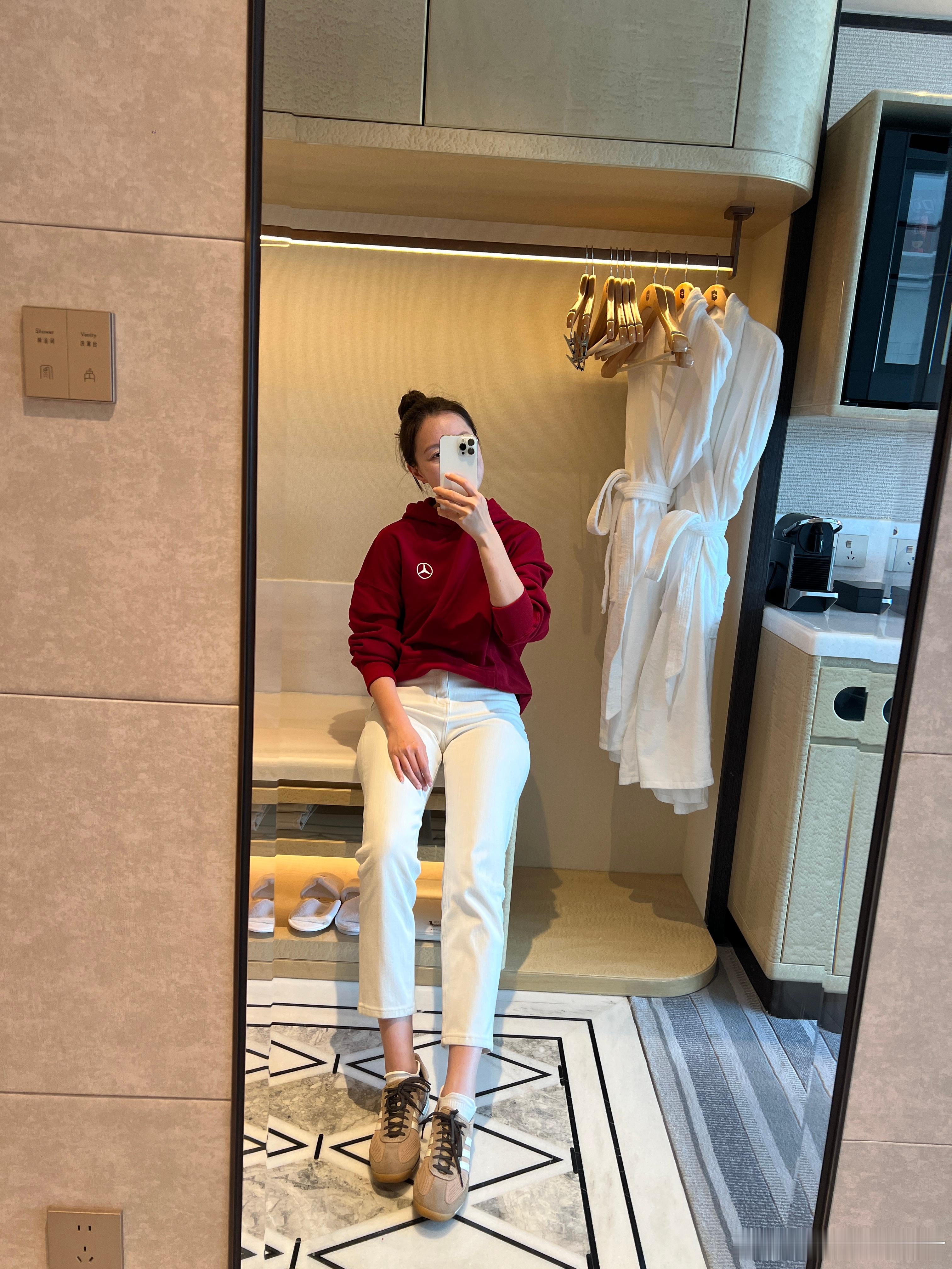 来试驾纯电CLA咯也是拥有奔驰周边设计衫了明天穿哪件呢？  ​​​