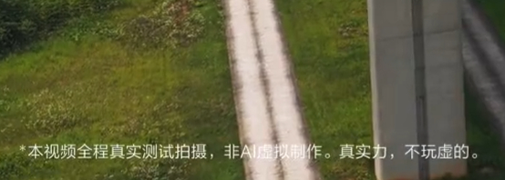 极氪汽车发了一段极氪 8X 挑战上坡绕桩测试的视频。左下角特别备注：全程真实测试