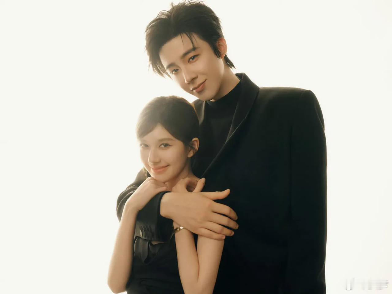 萌萌的身高差，满屏的cp感，看完赵露思与刘宇宁的这组大片，又有勇气去追剧了，昨晚