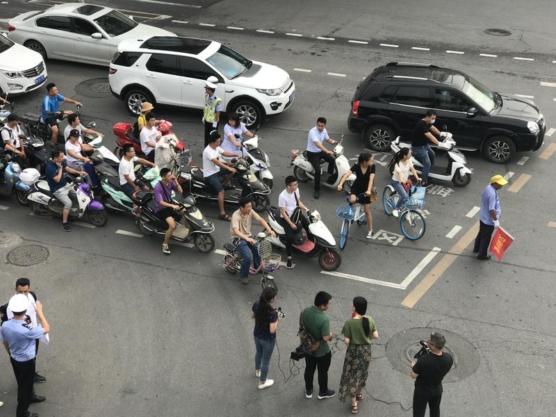 电动车是否有资格走非机动车道? 电动车当然有资格走非机动车道。按照《中华人民共和