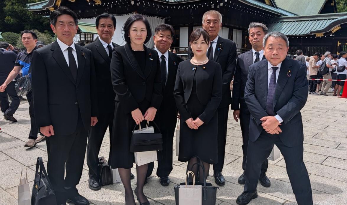 汉奸石平参拜“靖国神社”，一张合影暴露二鬼子的卑躬屈膝


2026年8月15日