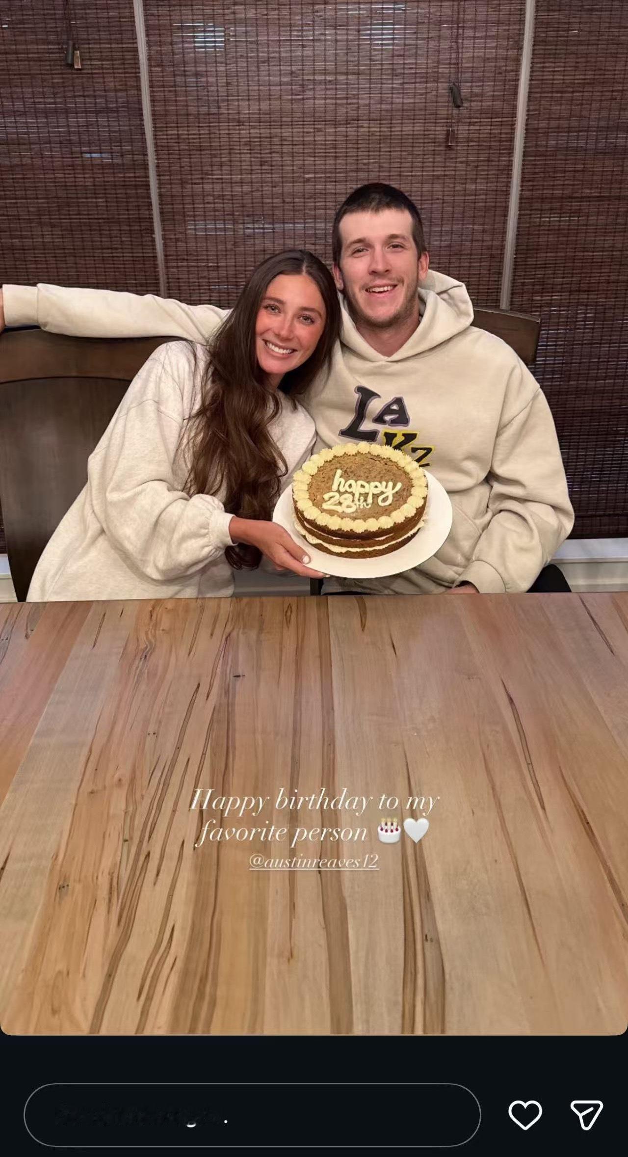 新发型！里夫斯女友晒照：“生日快乐我的爱人🎂” 