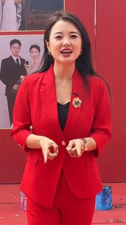 真心觉得这是我见过最好看的婚礼女主持！笑容特别治愈，待人亲和，不管农村户外还是酒