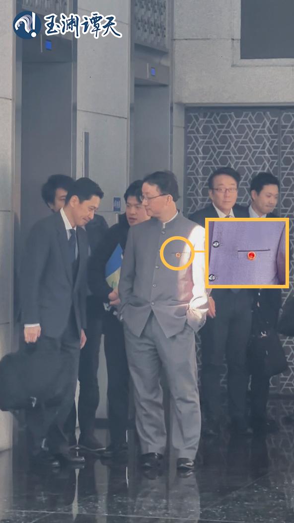 【日本官员边走边听中方讲话 】11月18日，外交部亚洲司司长刘劲松与日本外务省亚