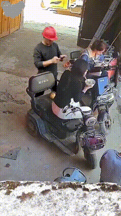危险又好笑！女子坐三轮车险些连人带饭倒扣
 刷到这段视频直接给我看乐了，瞬间想起