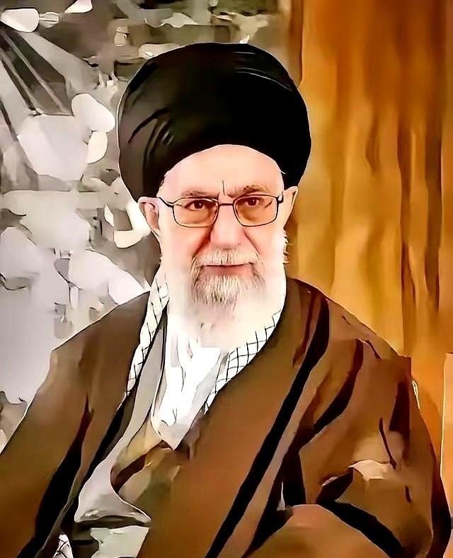 把伊朗和新疆的地图叠在一起，大小、轮廓，几乎严丝合缝。两块地都是出了名的大、出了