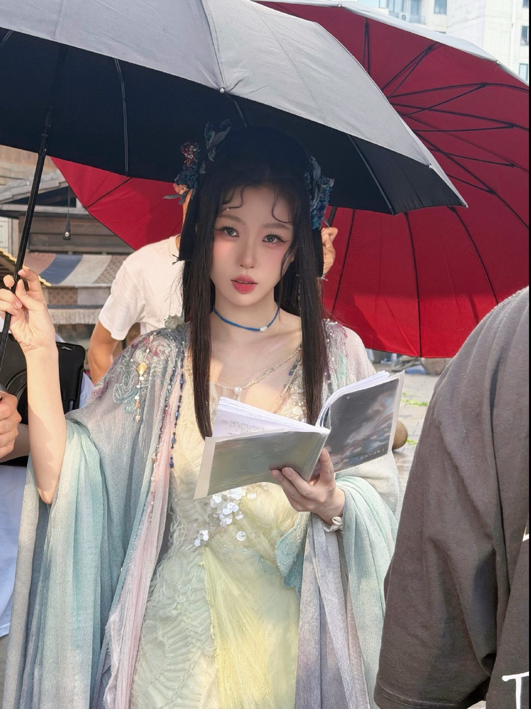 话说是谁在羡慕951虞书欣无缝进组呢？都来期待一下念相思长生骨吧！正午阳光疑似辟