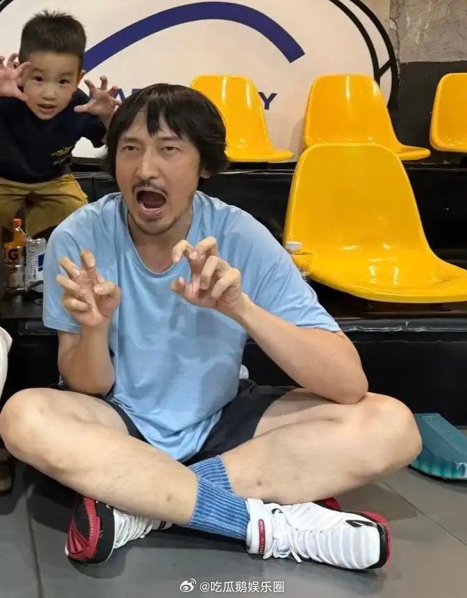 41岁王传君在浙江体育馆打篮球被偶遇，他整个人看起来苍老了好多，留着蘑菇头发型，