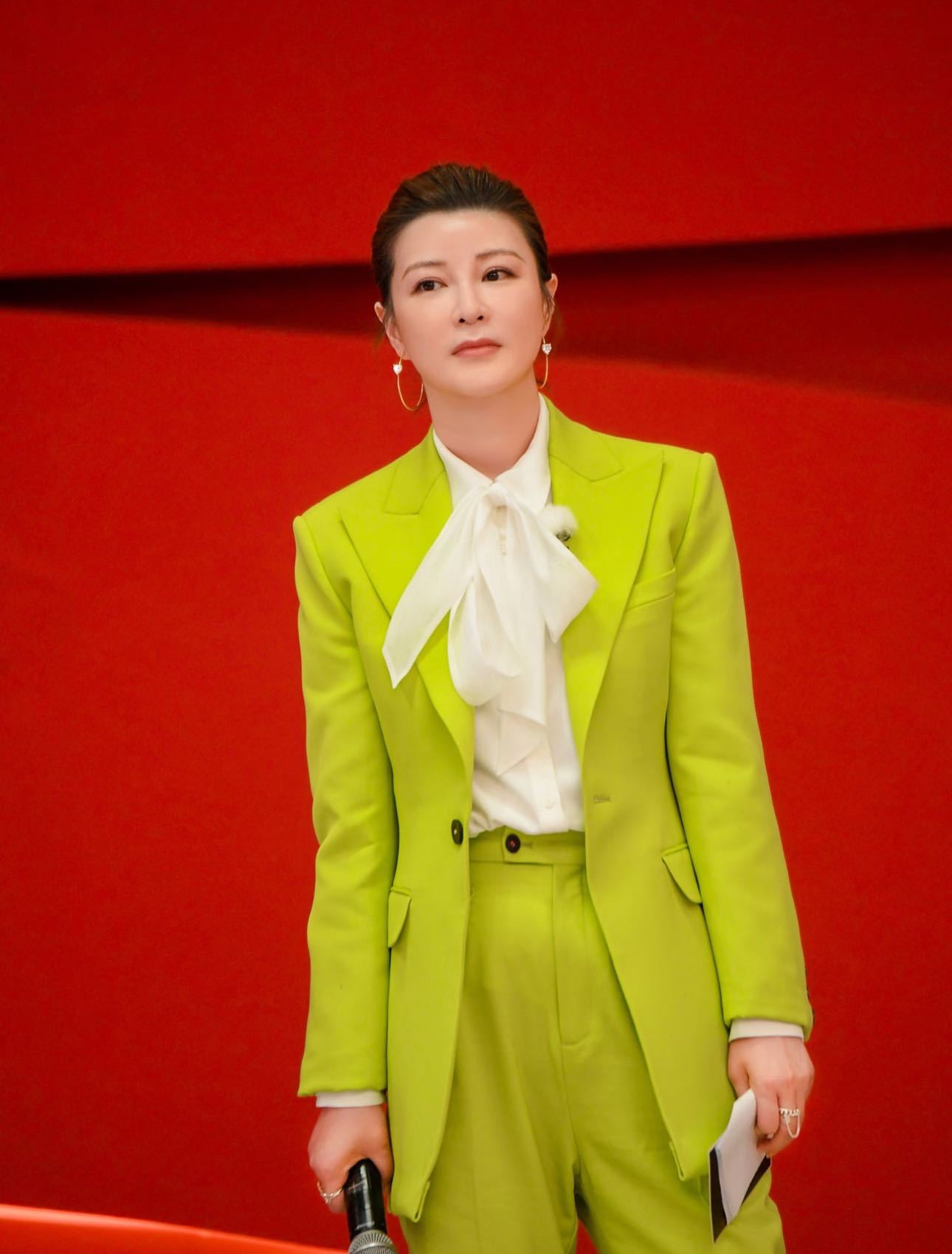 杜华说自己是名副其实的姐姐当家职场女强人杜华强势登场执掌乐华稳步前行，还敢于突破