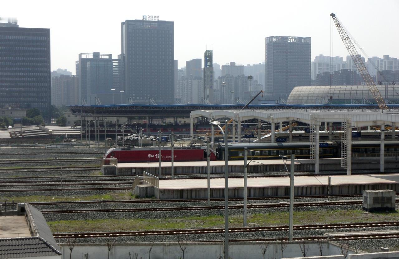2016年3月，重庆北站待发的列车，近处是北场，也叫沪蓉场，远处是南场，也就是渝