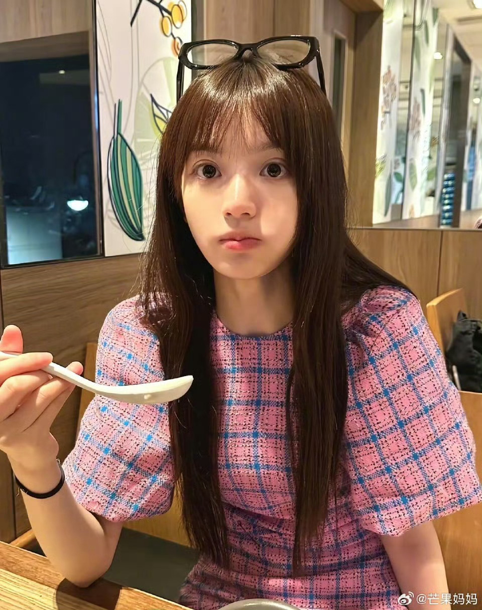 田曦薇田曦薇素颜饭撒田曦薇即使是素颜也大大方方，笑眯眯的和粉丝打招呼，还不掩饰对