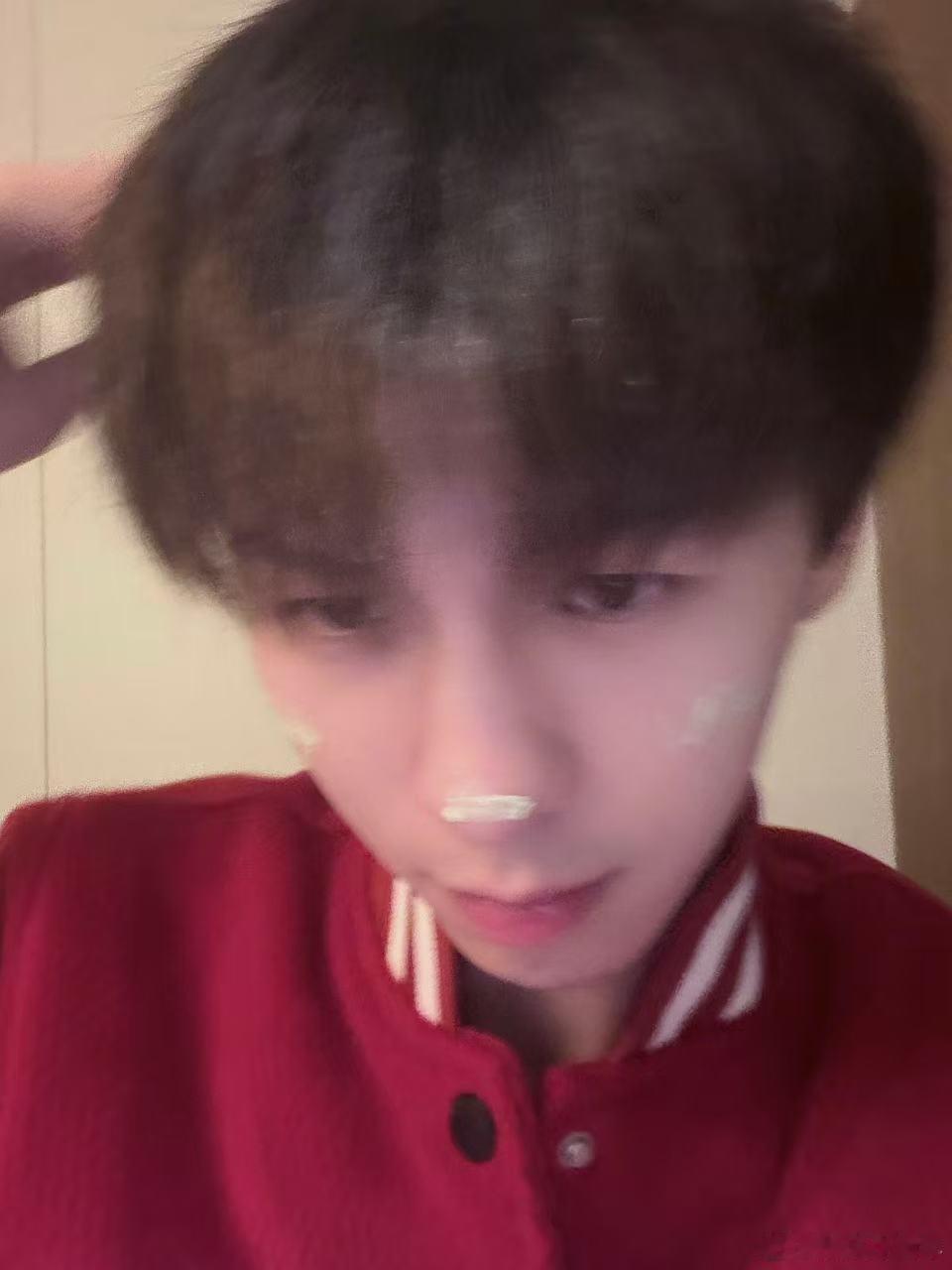 何浩楠新歌晚安十九号零点准时奔赴这场音乐邀约，何浩楠用晚安诉说心事，旋律轻柔舒缓