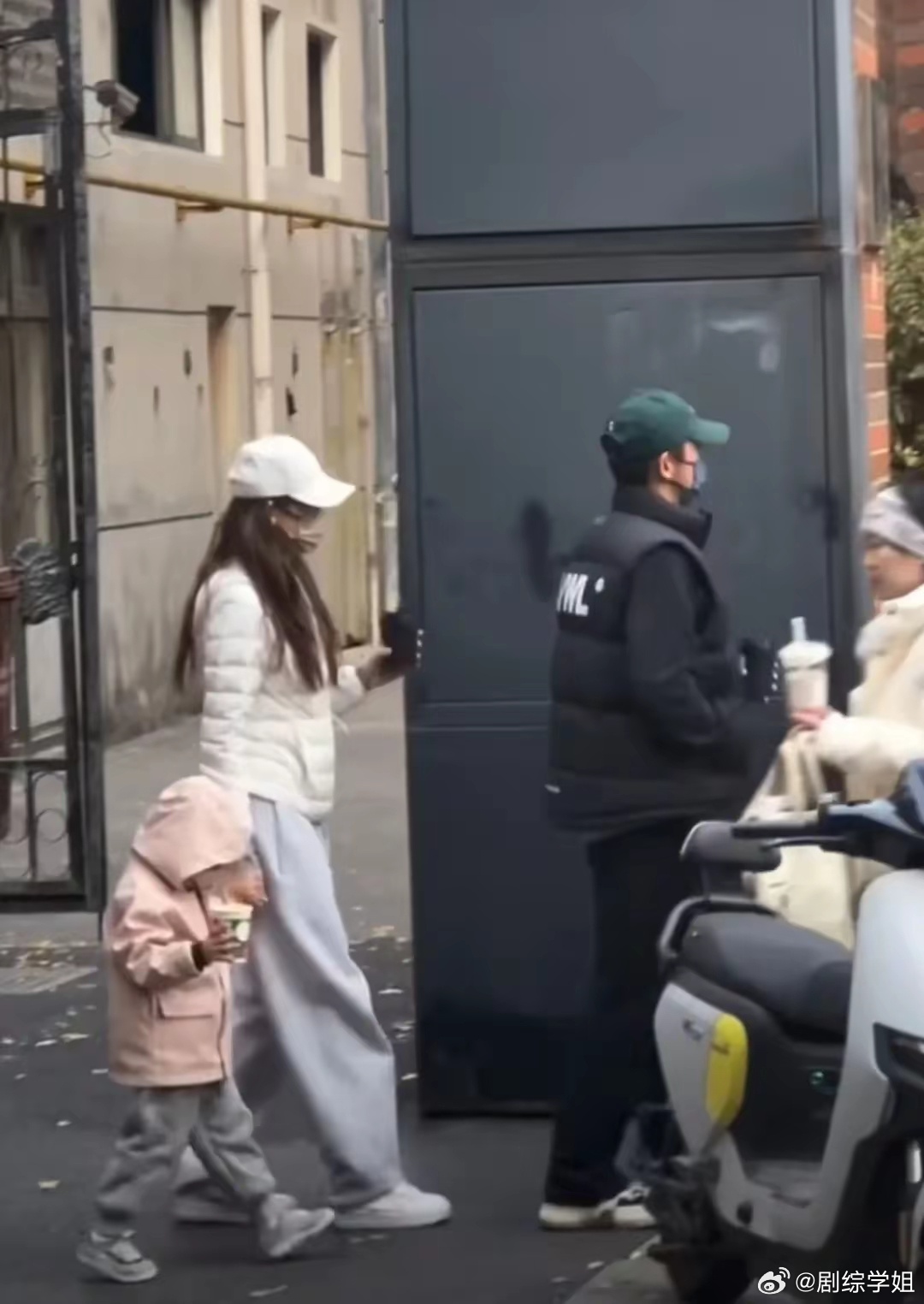 上海偶遇郑恺苗苗一家 一家三口一人拿着一杯饮品，在冬天的街头，还是挺有氛围感的！