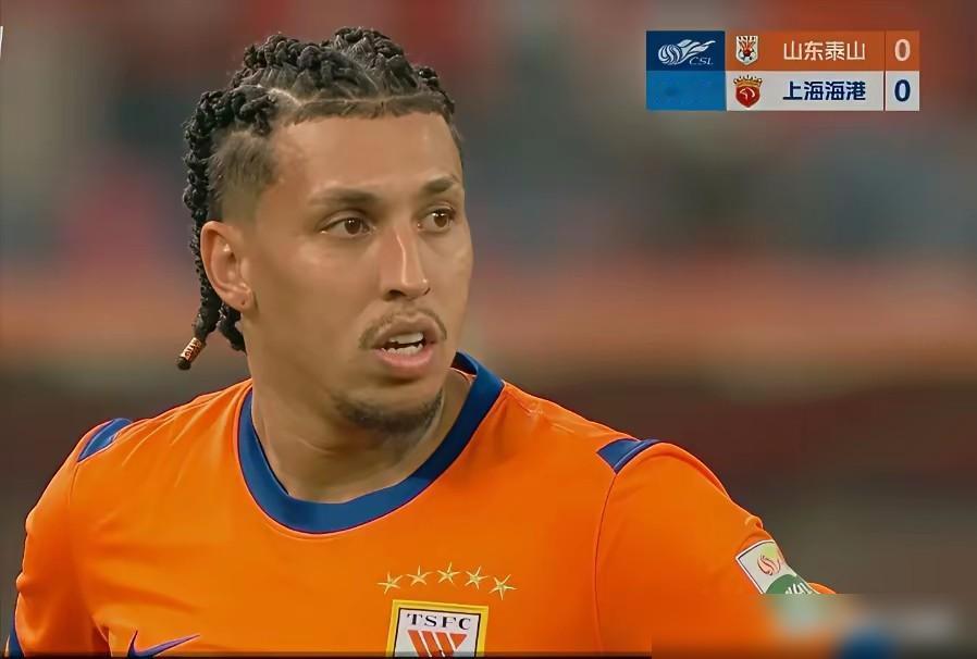 主裁判盯着屏幕足足三分钟，全场几万人死寂。他慢跑回场内，手一指，点球！天津球迷瞬