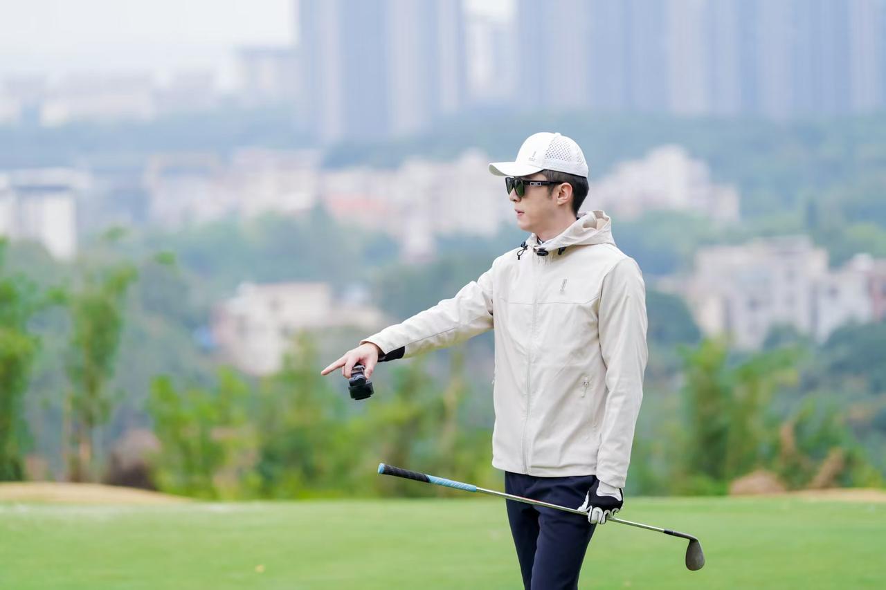 这个周末参加了高山的高尔夫私享会，从进门开始就感受到细致入微的安排。电动门开球仪