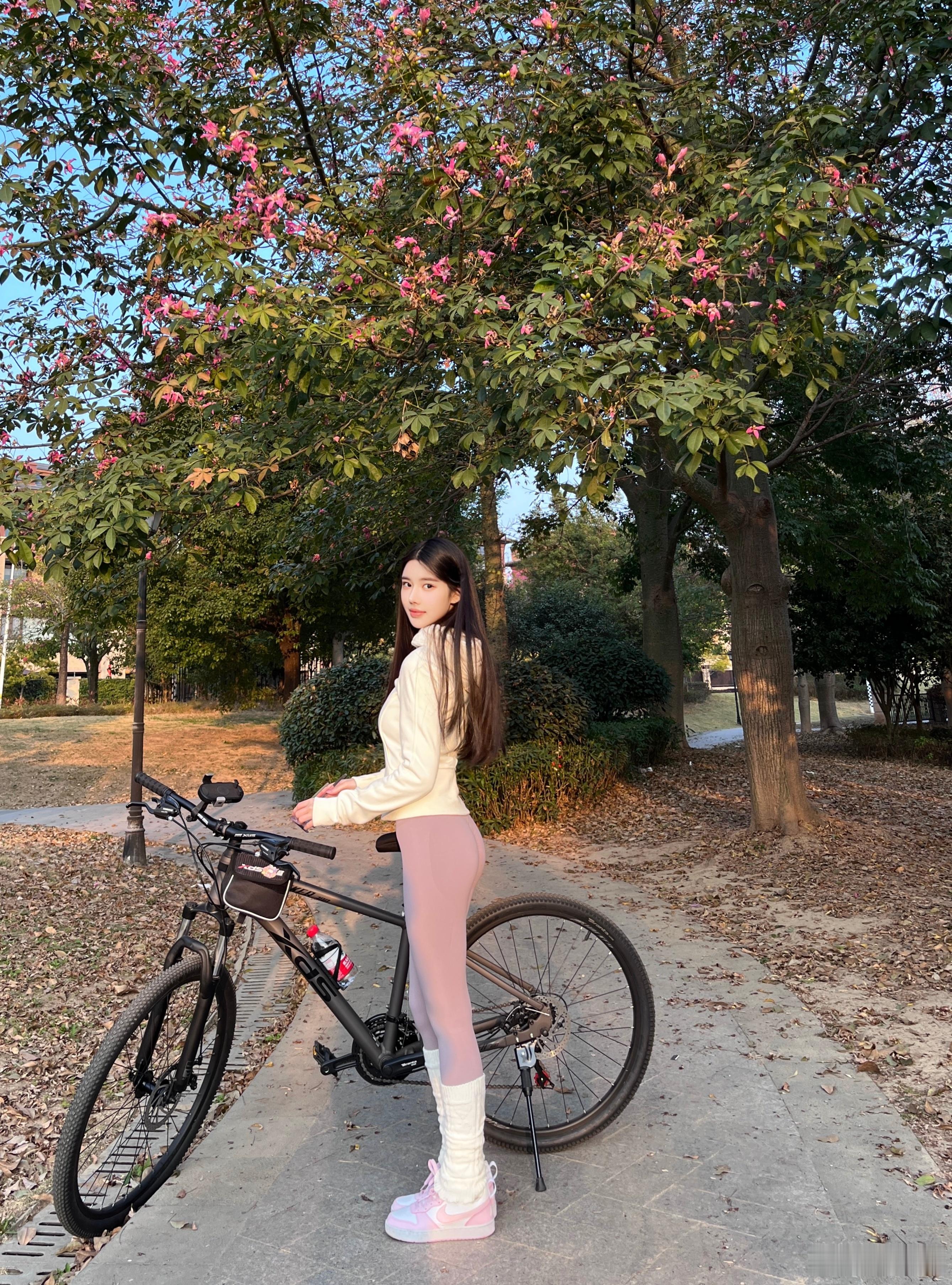 她很迷人，因为她很擅长做自己。生活碎片🍀🥰🌺  