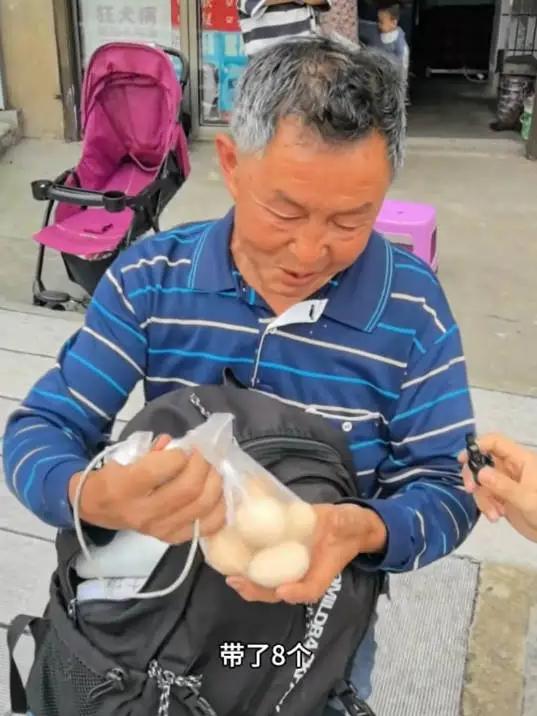 60岁湖南父亲走6公里山路背8个土鸡蛋接儿子高考！妈妈眼睛哭瞎了，班主任一开口全