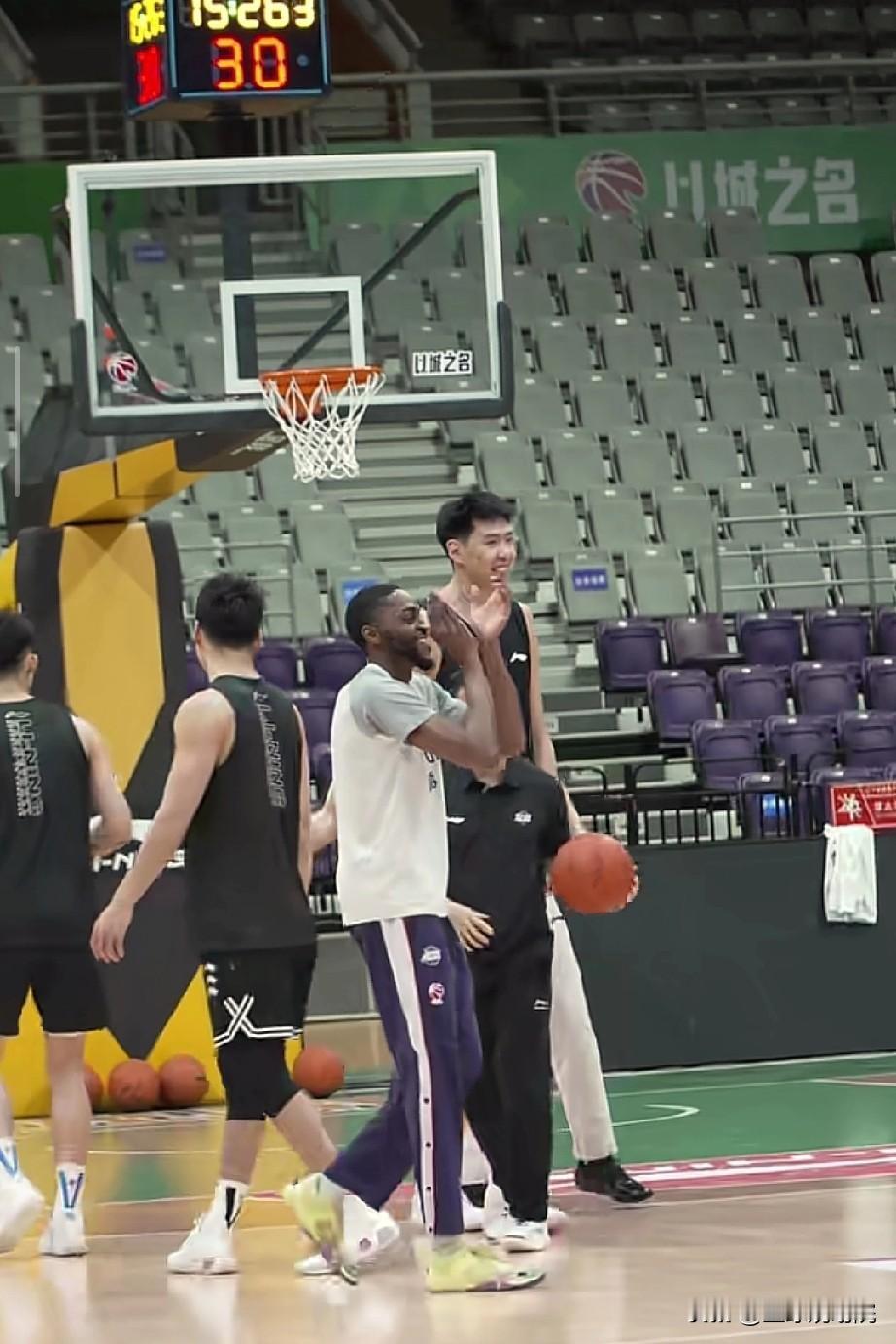 辽宁广州踩场训练，这氛围太好了，徐昕开朗了很多！

辽宁男篮主场迎战广州的比赛今