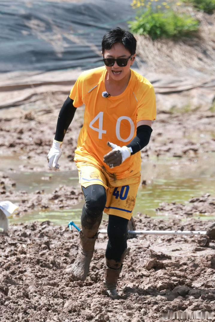 邓超现在洗澡离不开黑泥 五哈团去西盟县摔跤，邓超摔完连亲妈都认不出来。泥潭里的黑