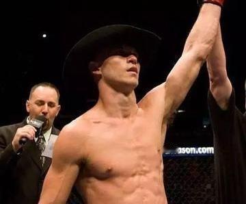 1973年，年仅27岁的特朗普，就被美国司法部给告了。
告他的理由，是他家开的租