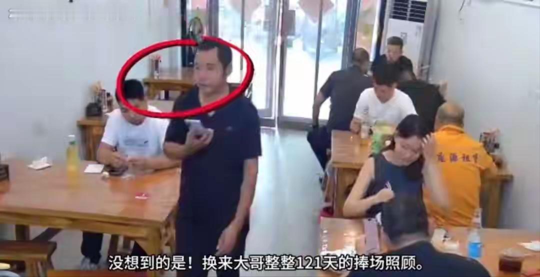 “活该发财！”河南周口一家小面馆里，一中年男子推门而入，喊了声：“来碗面，老样子