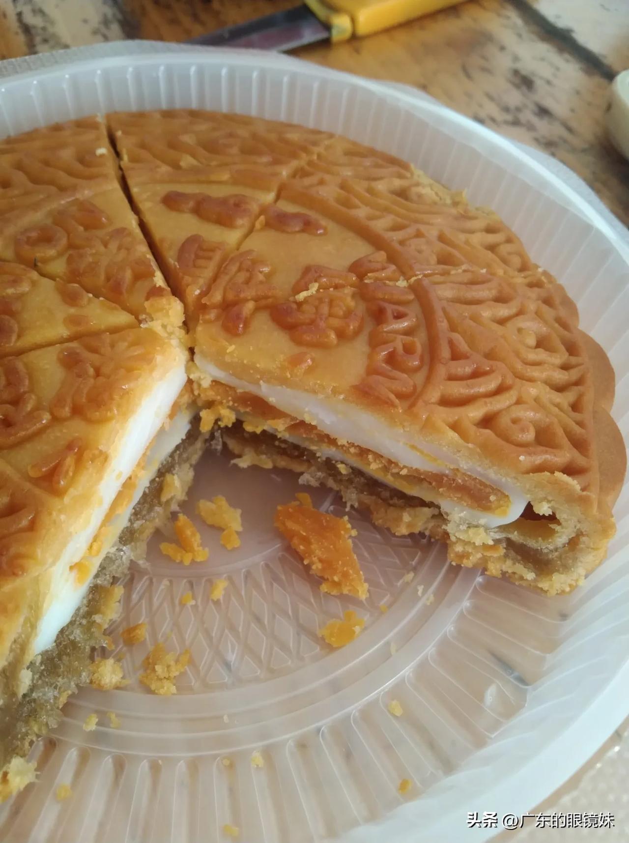 这是今年中秋节剩下的最后一个月饼了，今天终于吃完了。

这月饼的味道不错，凤梨雪