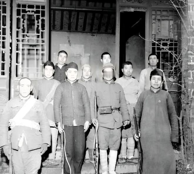 1947年，一个地主，半夜摸进柴房，对着一个被捆着的地下党，不说废话，匕首“噌”