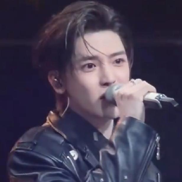 不是我说，
2026湾区升明月晚会
到底是哪个天才想出来建议侯明昊唱这首《黄种人