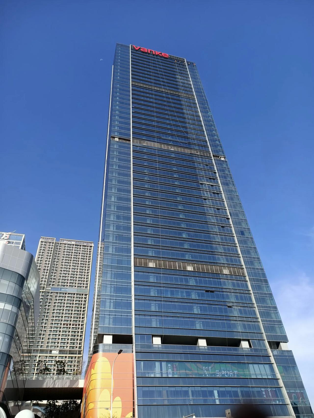 早八点，手机放大5倍才发现上面工作的“蜘蛛人”，为辛勤劳作的工人点赞！