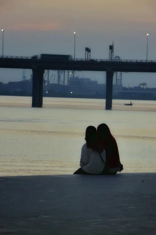 人生恰似一场奇妙的旅程，若能邂逅同频的知己，宛如中了人生的头彩。如同在茫茫大海之