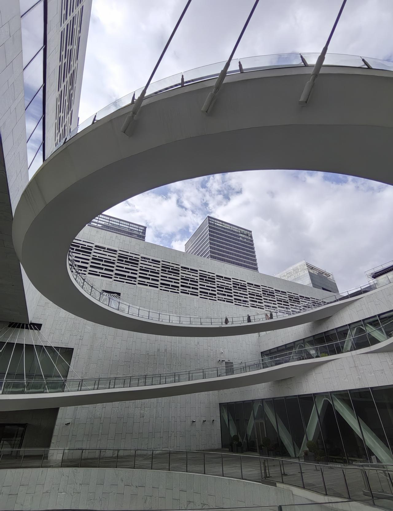 医院看病使用仪器不是把看病简单化了，而是难度更大了。医院里有各种各样的仪器设备，