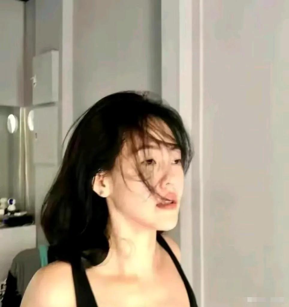 大S没了，小S失去了最得力的帮手，如今她还要帮助女儿在娱乐圈稳住脚。感觉得出来她